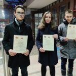 uczniowie z dyplomami