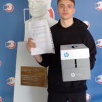 uczeń z urną do głosowania