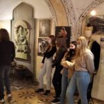 uczniowie podczas zwiedzania muzeum