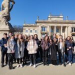 uczniowie w Łazienkach Królewskich