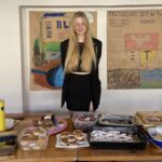 uczennica podczas akcji sprzedawania ciastek