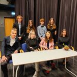 drużyny uczniów debatujące w turnieju