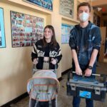 uczniowie z wózkiem skrzynką na narzędzia