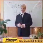 uczeń na tle tablicy