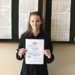 uczennica z dyplomem