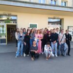 uczniowie przed młodzieżowym domem pracy tewórczej