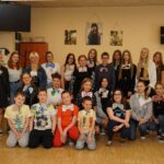 uczestnicy warsztatów plastycznych