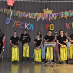 zespól bębniarzy w czasie występu