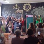 uczniowie bioracy udział w przedstawieniu