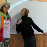 uczniowie w czasie odgrywania scenki