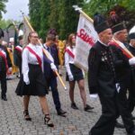 uczniowie niosący sztandar