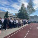 uczniowie na boisku szkoły