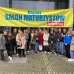 uczniowie przed budynkiem uczelni