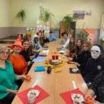 uczniowie i nauczyciele w strojach