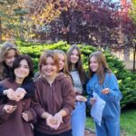 uczennice z cebulkami krokusów