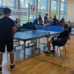 uczniowie grają w tenisa