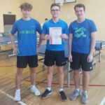 uczniowie z dyplomem