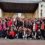 uczniowie na wycieczce przed budynkiem