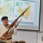 wykładowca z bronią z okresu powstań śląskich