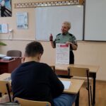 uczniowie w klasie w czasie wykładu