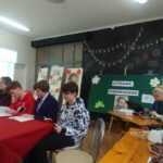 uczniowie czytający Żeromskiego