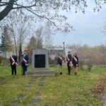 poczet sztandarowy przy pomniku