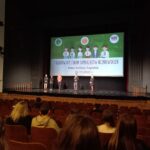 uczestnicy forum na scenie