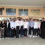 uczniowie w czasie śpiewania hymnu