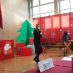 uczennica śpiewająca kolędę