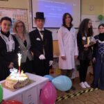 uczniowie w czasie inscenizacji