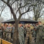 uczniowie w mundurach moro