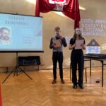 uczniowie w czasie akademii