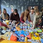 uczniowie w czasie zbiórki karmy