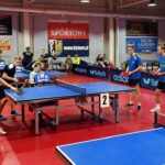 uczniowie grający w tenisa