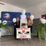 uczniowie z plakatem