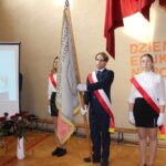 uczniowie ze sztandarem szkoły