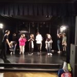 uczniowie na scenie teatru