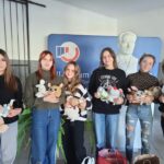 uczniowie z maskotkami