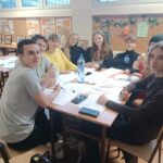 uczniowie piszący listy