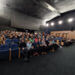 uczniowie siedzą w teatrze