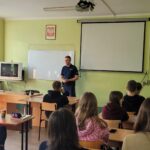 policjant z uczniami