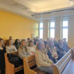 uczniowie w sądzie