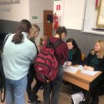 uczniowie w czasie konsultacji