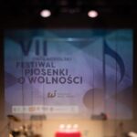 scena z napisem festiwal
