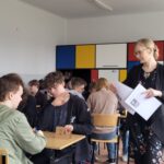 uczniowie piszący konkurs w ławkach