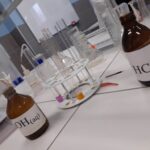 próbówki w labolatorium chemicznym