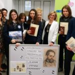 wyróżnieni uczniowie z nauczycielami