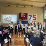 uczniowie i zaproszeni goście na sali gimnastycznej