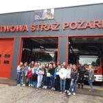 uczniowie przed budynkiem PSP