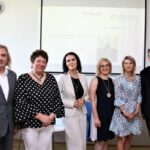 dyrekcja szkoły, prezydemt miasta przedstawiciele uczelni przed podpisaniem umowy